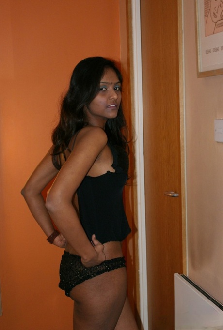 Divya Yogesh modelo exclusivo foto