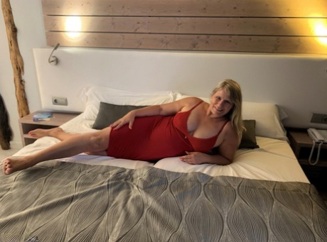 rubia MILF cogida BBC habitación de hotel bastante adulta archivo