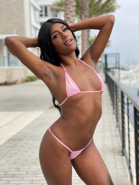 Ashley Aleigh arte modelo imágenes