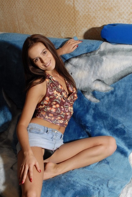 adorable morena bastante adulta foto